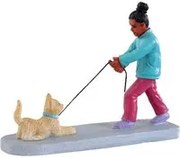 Ragazza passeggia con gatto Lemax decorazione Natale