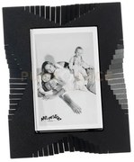 Portafoto di design riviera grande nero in ferro e polimetilmetacri...