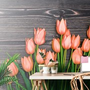 Carta da parati – Tulipani arancioni su sfondo di legno