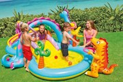 Piscina, divertente parco giochi acquatico con scivolo