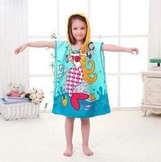 Poncho da spiaggia per bambini con una bellissima sirena