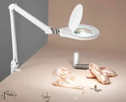 Lampada da tavolo orientabile in plastica e metallo colore bianco con lente 3 diottrie