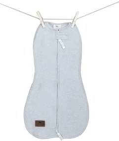 Coperta avvolgente Sleepee First Step Swaddle con cappellino in omaggio grigio chiaro