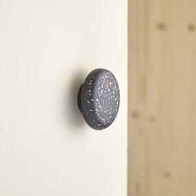 Tikamoon - Appendiabiti tondo in battuto di terrazzo Eda, coriandoli