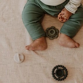 Piramide impilabile con massaggiagengive, colori terra