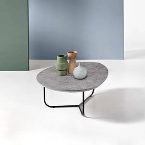 Tavolino sagomato con piano in legno effetto Cemento e base in metallo OYA