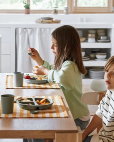 Kave Home - Set Naunet di 2 tovagliette a quadretti senape e bianchi con dettaglio frutta 100% cotone