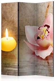 Paravento design Serata Romantica - orchidea accanto a una candela in stile zen
