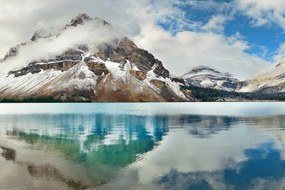 Carta da parati autoadesiva – Lago vicino a una splendida montagna