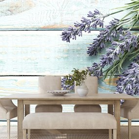 Carta da parati autoadesiva – Lavanda su sfondo di legno