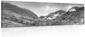 Stampa su tela – Montagne maestose con lago in bianco e nero