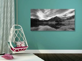 Quadro su tela – Lago sotto le colline in bianco e nero