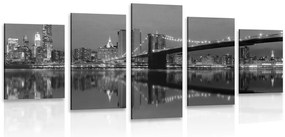 Quadri 5 pezzi – Riflesso di Manhattan nell'acqua in bianco e nero