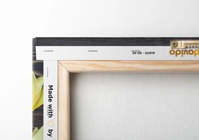 Quadro su tela – Incantevoli tulipani gialli su sfondo di legno