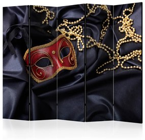 Paravento design Carnevale II - maschera accanto a gioielli dorati su tessuto nero
