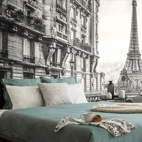 Carta da parati – Torre Eiffel in bianco e nero da una strada di Parigi