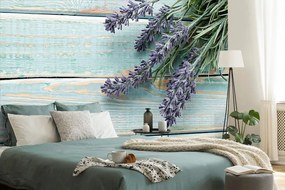Carta da parati – Lavanda su sfondo di legno