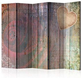 Paravento Ricordo scolpito II (5 parti) - cuore e rosa su sfondo di legno