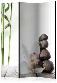Paravento design Armonia - pietre e fiore di giglio su tavolo di legno