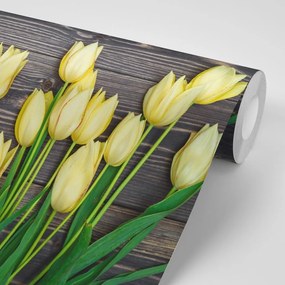 Carta da parati – Tulipani gialli su sfondo di legno