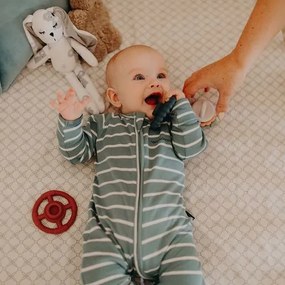 Piramide impilabile con massaggiagengive, colori terra