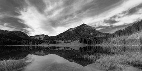 Quadro su tela – Lago sotto le colline in bianco e nero