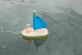 Barca a vela in legno con capitano