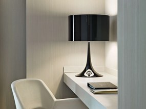 Flos Spun Light Table 2 Lampada da tavolo H.68 cm a luce diffusa in metallo Nero lucido