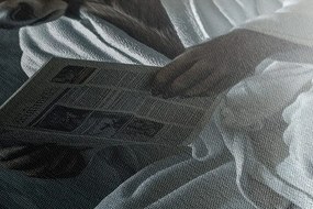 Stampa su tela – Bufalo con giornali in bagno