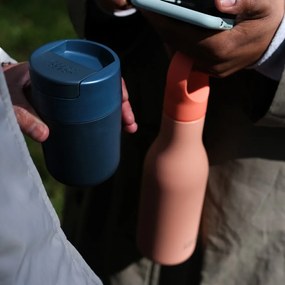 Tazza da viaggio blu scuro 340 ml Sipp - Joseph Joseph