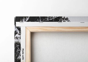 Stampa su tela – Casetta di legno tra pini innevati