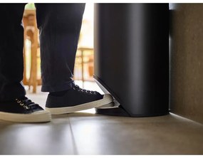 Cestino per la spazzatura nero opaco in metallo con pedale 30 l Arc – Joseph Joseph