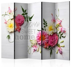 Paravento design Primavera nella casa II (5-parti) - fiori colorati e scritta tra loro