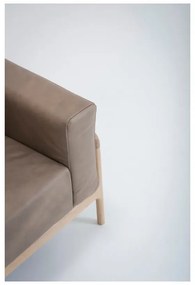 Poltrona in pelle di bufalo marrone chiaro con struttura in rovere massiccio Fawn - Gazzda