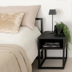 Comodino nero in rovere massiccio con ripiani Diva – Spinder Design