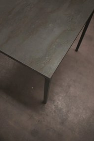 Tavolino CAMOGLI in legno, finitura acciaio ossidato e metallo verniciato nero, 55&#215;90 cm