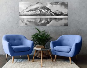 Quadro su tela – Lago vicino a una splendida montagna in bianco e nero