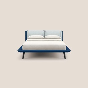 Petra letto di design bicolore con cuscini in piuma, piedini in mogano e tessuto impermeabile bicolore T11 e T06 blu - ghiaccio