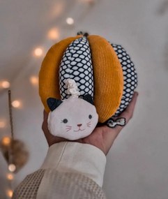 Pallina in tessuto con attività per bambini piccoli