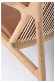 Poltrona con struttura in rovere massiccio e seduta in pelle di bufalo color marrone cognac. Dedo - Gazzda