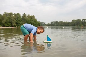 Barca a vela in legno con capitano