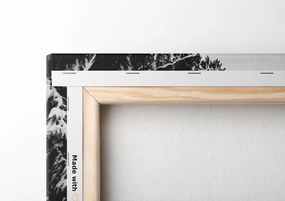 Quadro su tela – Casetta di legno tra pini innevati in bianco e nero