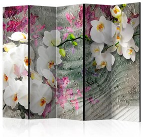 Paravento design Suoni del deserto II - orchidee bianche su sfondo di piante colorate