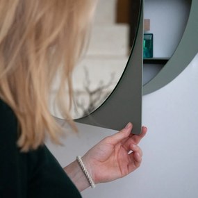 Mobile per bagno verde polveroso in metallo da appendere/con specchio 55x55 cm Sonnet – Spinder Design