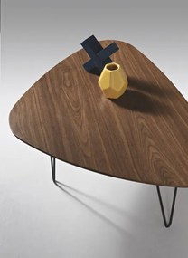 Tavolino NICO piano in legno sagomato Teak e gambe in metallo