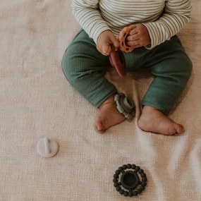 Piramide impilabile con massaggiagengive, colori terra