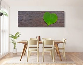 Stampa su tela – Foglia a forma di cuore su sfondo di legno