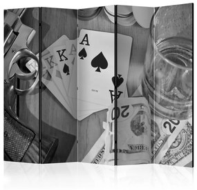 Paravento Carte: in bianco e nero II (5-parti) - alcol in bicchiere e poker