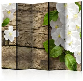 Paravento Bellezza Grezza II - Fiori bianchi con foglie verdi su sfondo di legno
