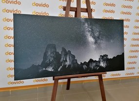 Stampa su tela – Cielo stellato sopra le rocce in bianco e nero